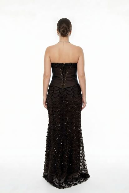 فستان سهرة بني اللون بتصميم الكورسيه مزين بالترتر، مقاسات كبيرة